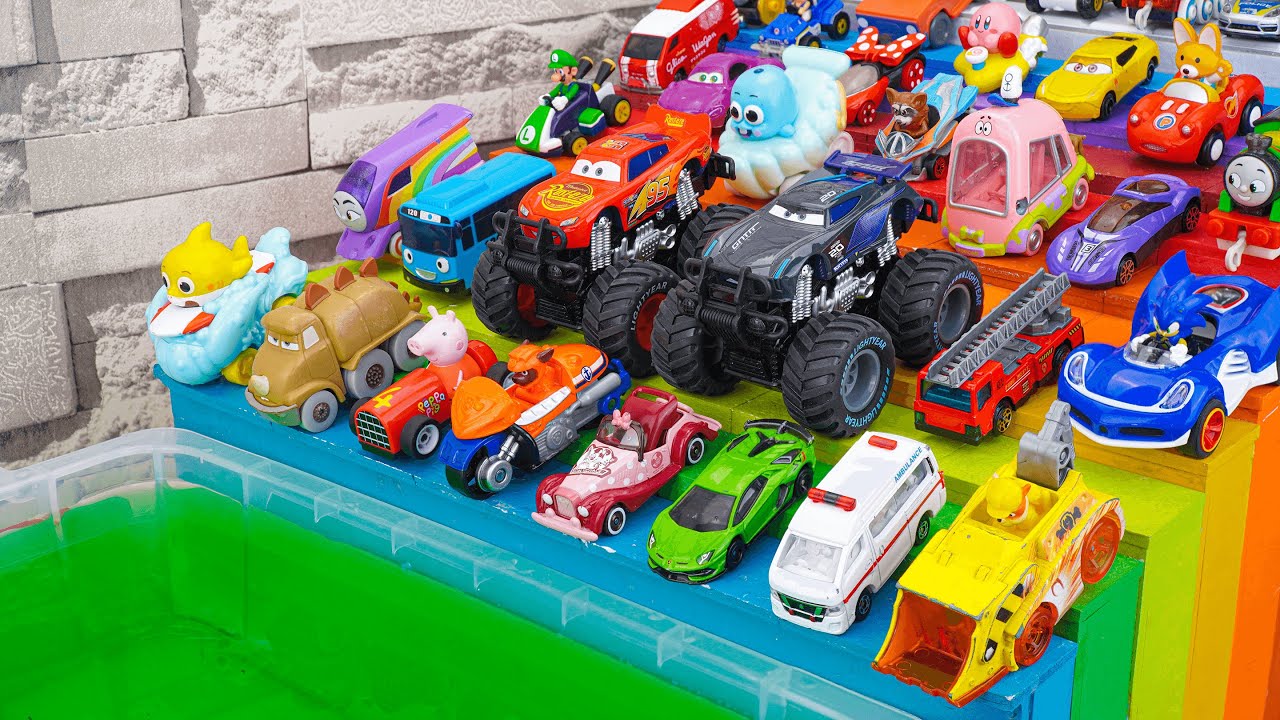 トミカ☆色々なミニカーが登場♪カラフルな坂道を転がしたり水に落ちたり♪