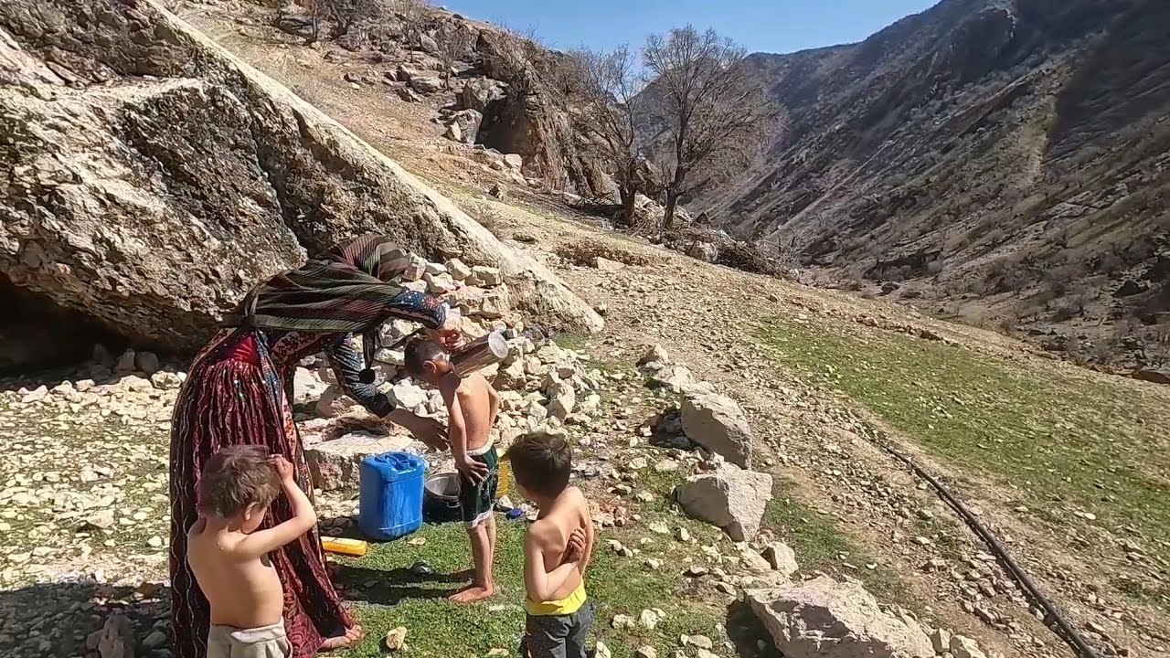 How to bathe nomadic children.