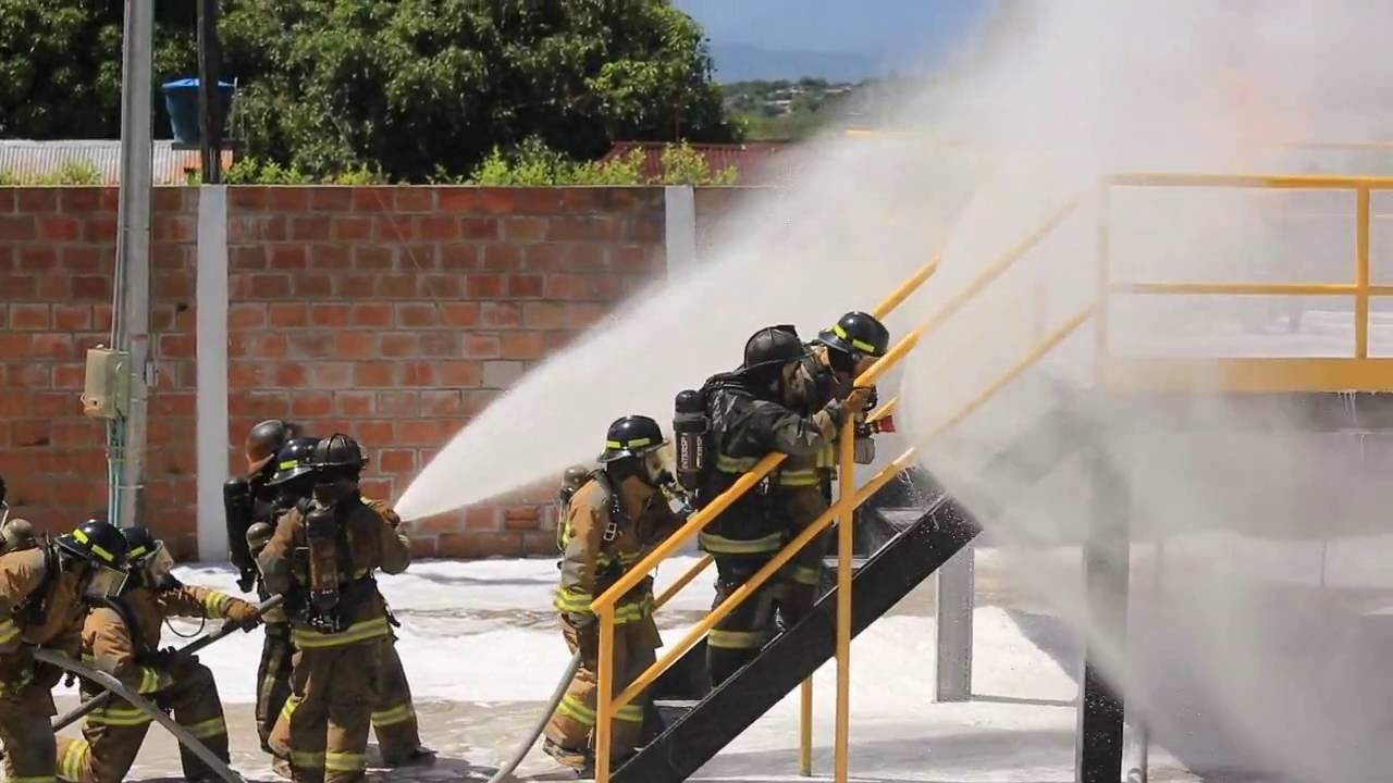 ENTRENAMIENTO DE CHORROS CONTRA INCENDIO