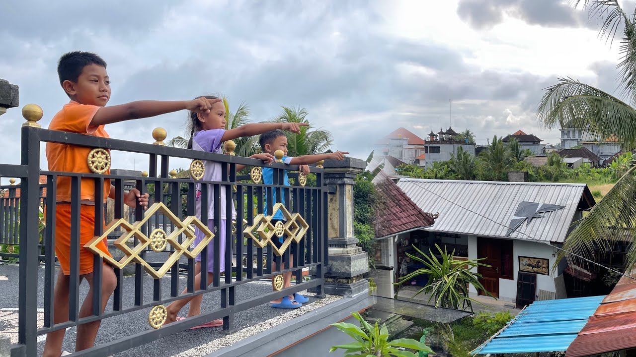 LAYANGAN SUPER JET ADIKU JATUH DI ATAS ATAP RUMAH 