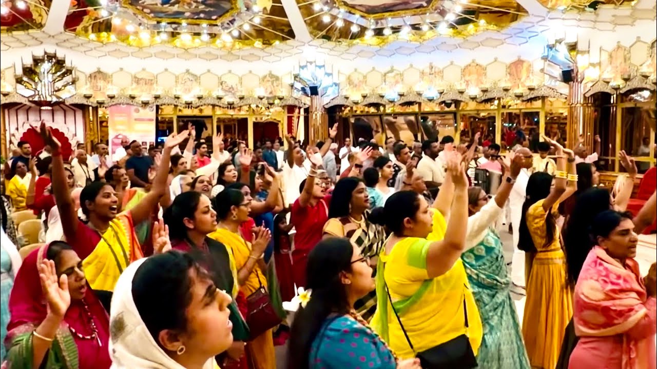 Gaura Arati Kirtan - Shri Shri Radha Radha Radhanath Mandir