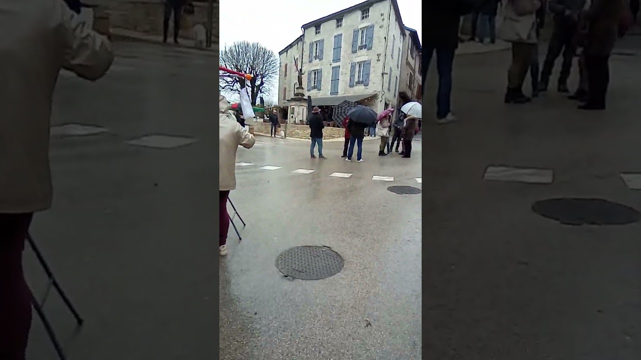Marché de #Montcuq sous #pluie légère. Avec peu de vendeurs & presque plus de candidats élections !