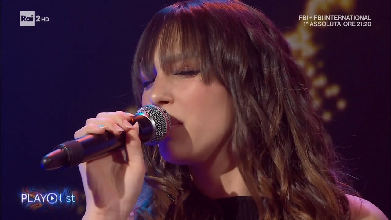 Sarah Toscano canta 