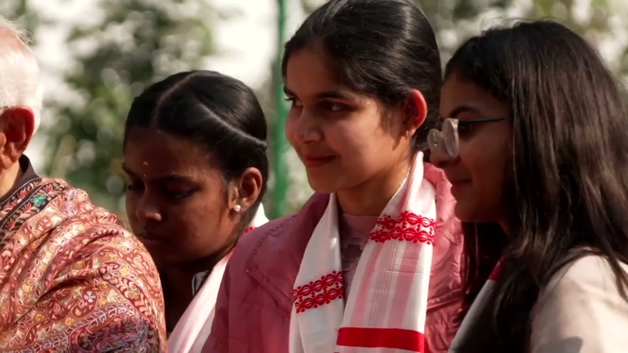 पंतप्रधान श्री मोदी यांच्यासोबत संवाद साधताना एका विद्यार्थ्यांनीने गायलेलं 