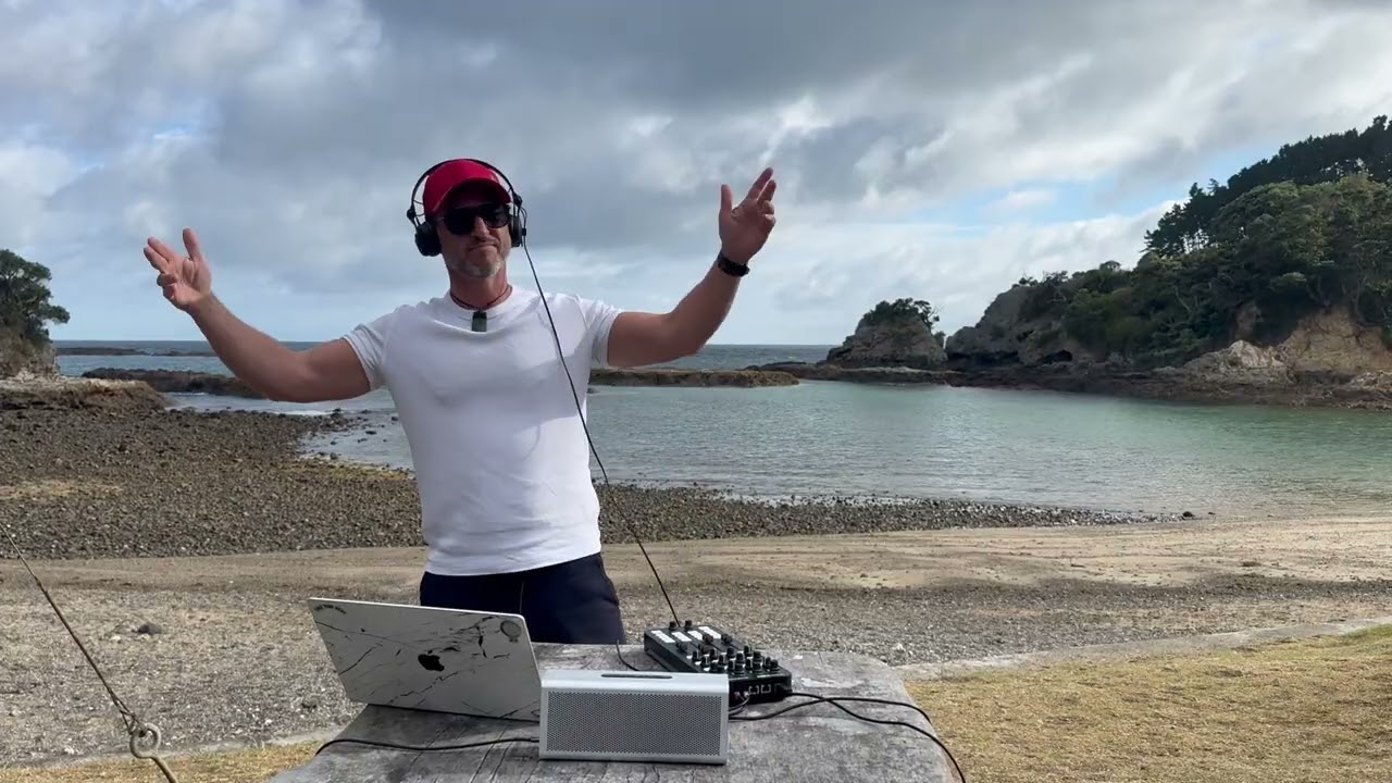 Ao-tea-ROAR - Mix 6 - Enclosure Bay Waiheke Island (Deep Dish, Joris Voorn, Tinlicker, Dusky, Yotto)