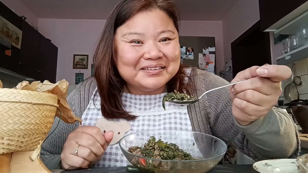 ข้าวเหนียวร้อนๆกินกับออ่มหมูใส่ยอดฟักทองเข้ากับบรรยากาศ​หนาวๆ