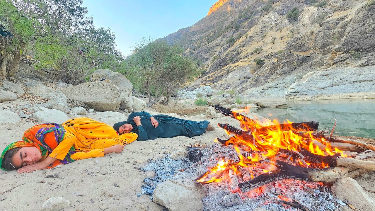 🌊🎣 Brave Nomad Woman Fishing in Nature for Her 7 Children 🍞👩&zwj;👧&zwj;👦