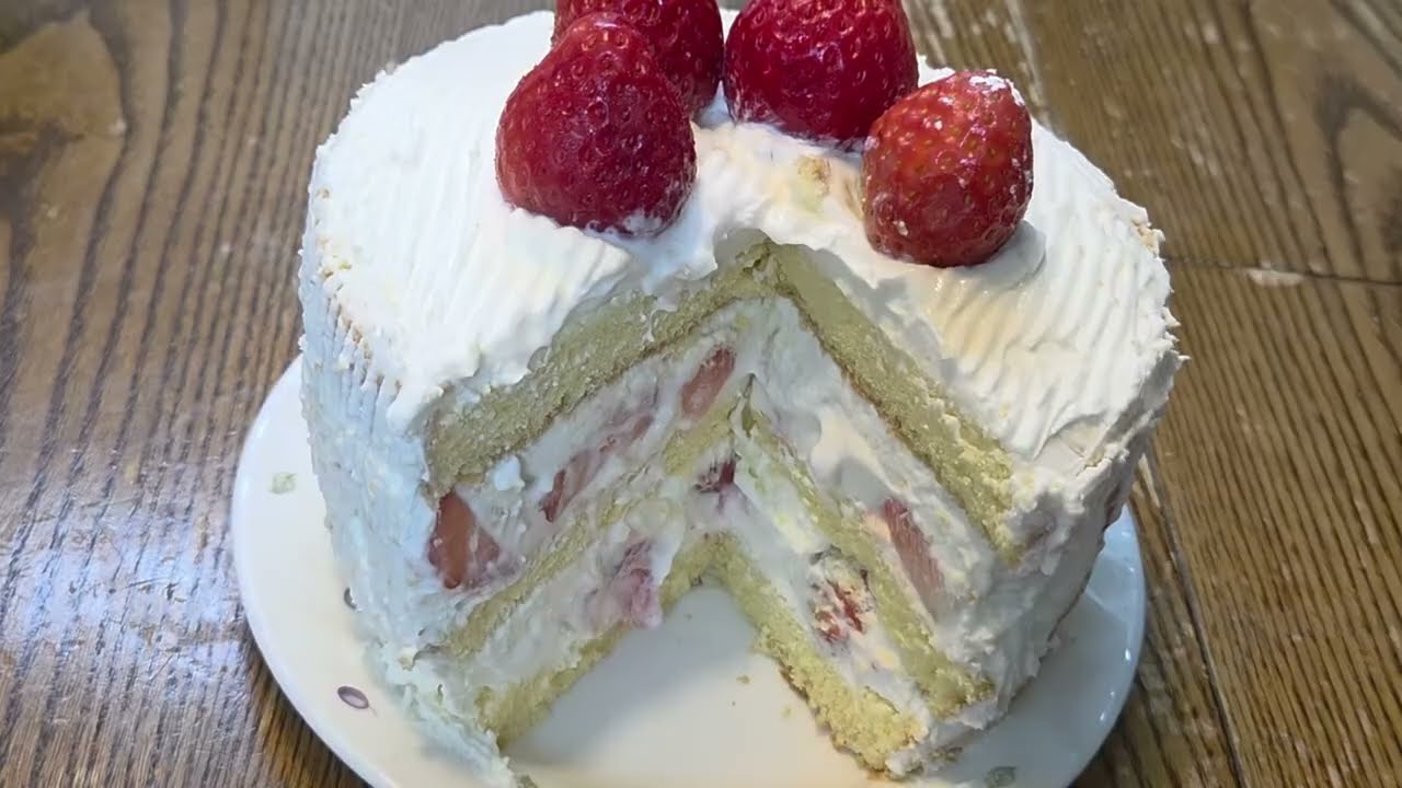 딸기 케이크 집에서 만들어 봤어요 믹서기로 간단하게 만들었어요 #케이크만들기#딸기케이크#케이크레시피#cakerecipe#berrycake
