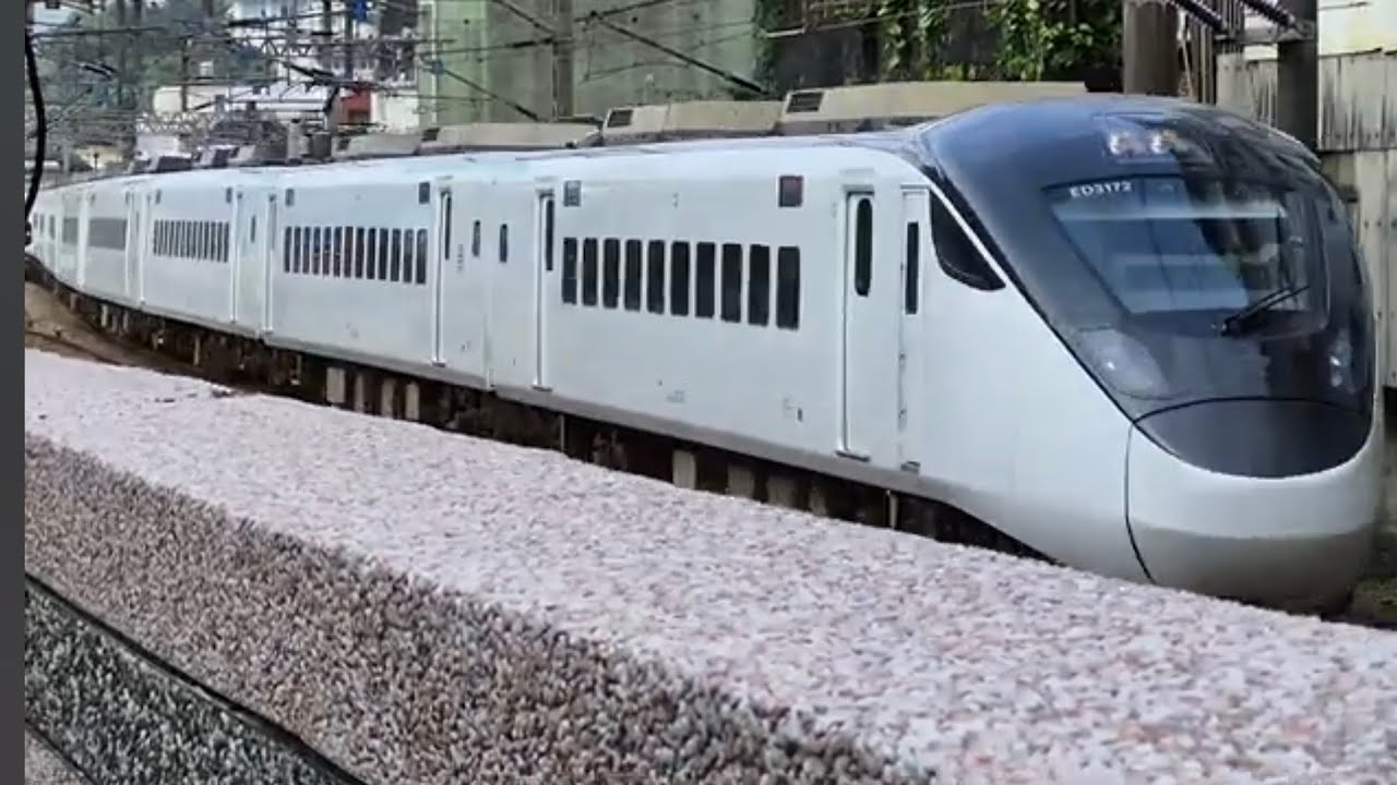 8117次龜山發車開往七堵銀綠色微笑號EMU900型十輛一編組EMU926試運轉列車，和422次樹林發車經由南迴線開往新左營EMU3000型十二輛編組EMU3017皮蛋豆腐騰雲號綠色帶新城際自強號列車