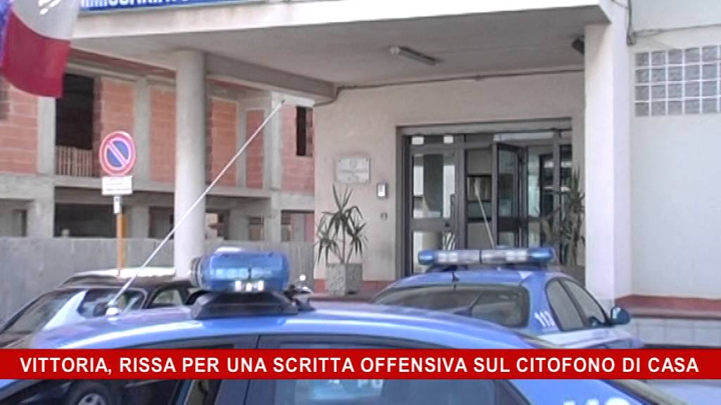 Vittoria, rissa per una scritta offensiva sul citofono di casa