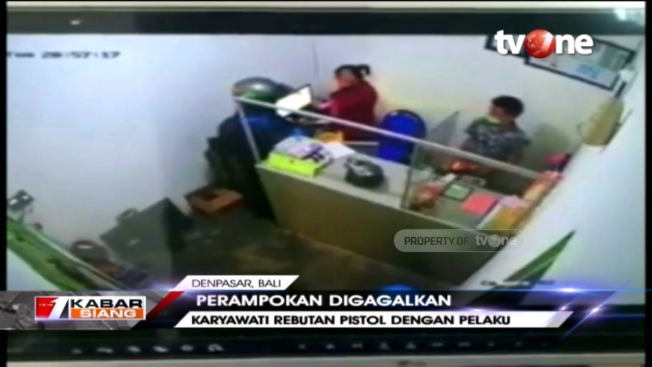 HEROIK! Karyawati 'Money Changer' Rebut Pistol Perampok Terekam CCTV