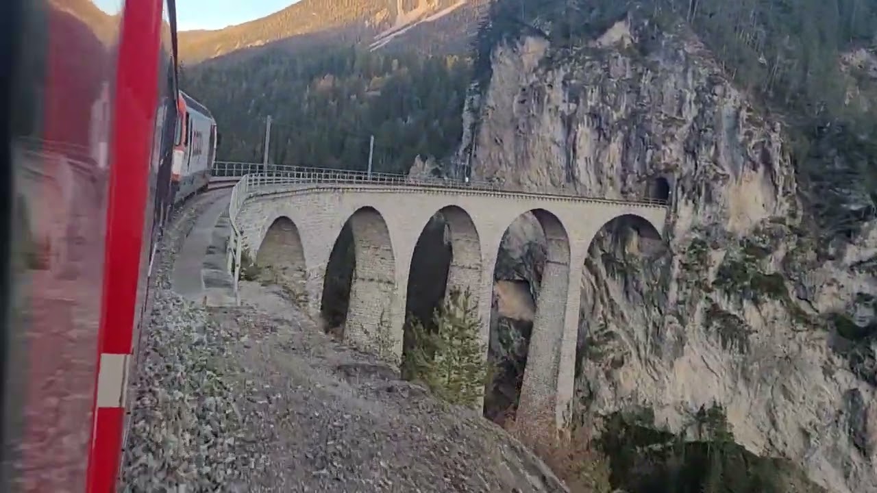 IR38 Chur - St. Moritz passes the Landwasser Viaduct, 22.10.2025