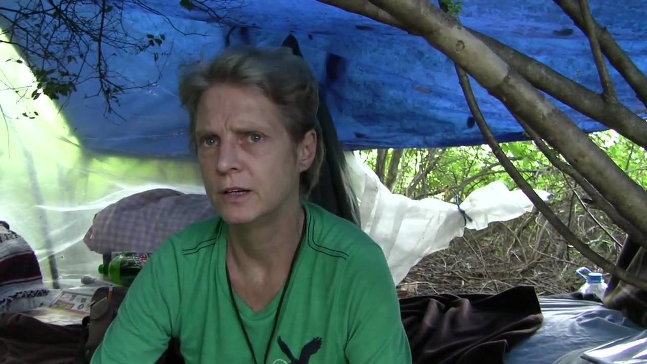 Бездомная женщина-инвалид, живущая в палатке недалеко от Гринсборо, Северная Каролина.