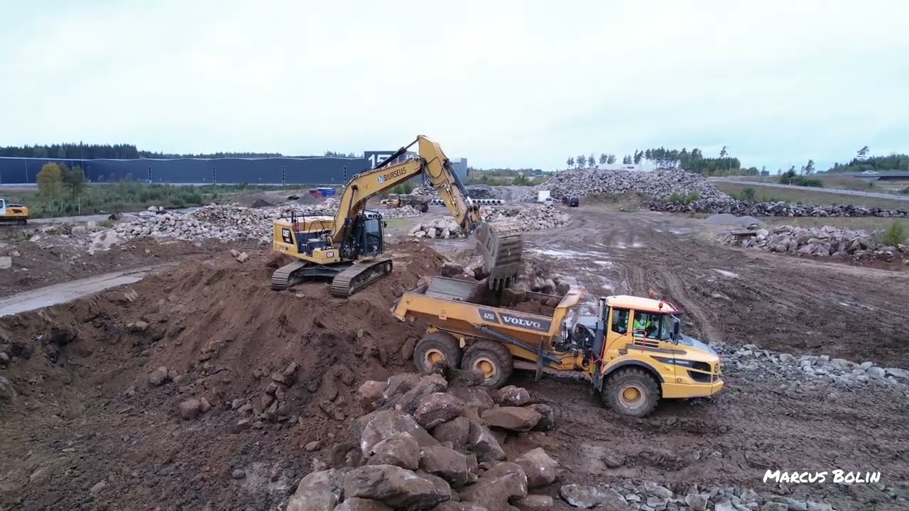 Caterpillar 330 next generation loading a Volvo a25G