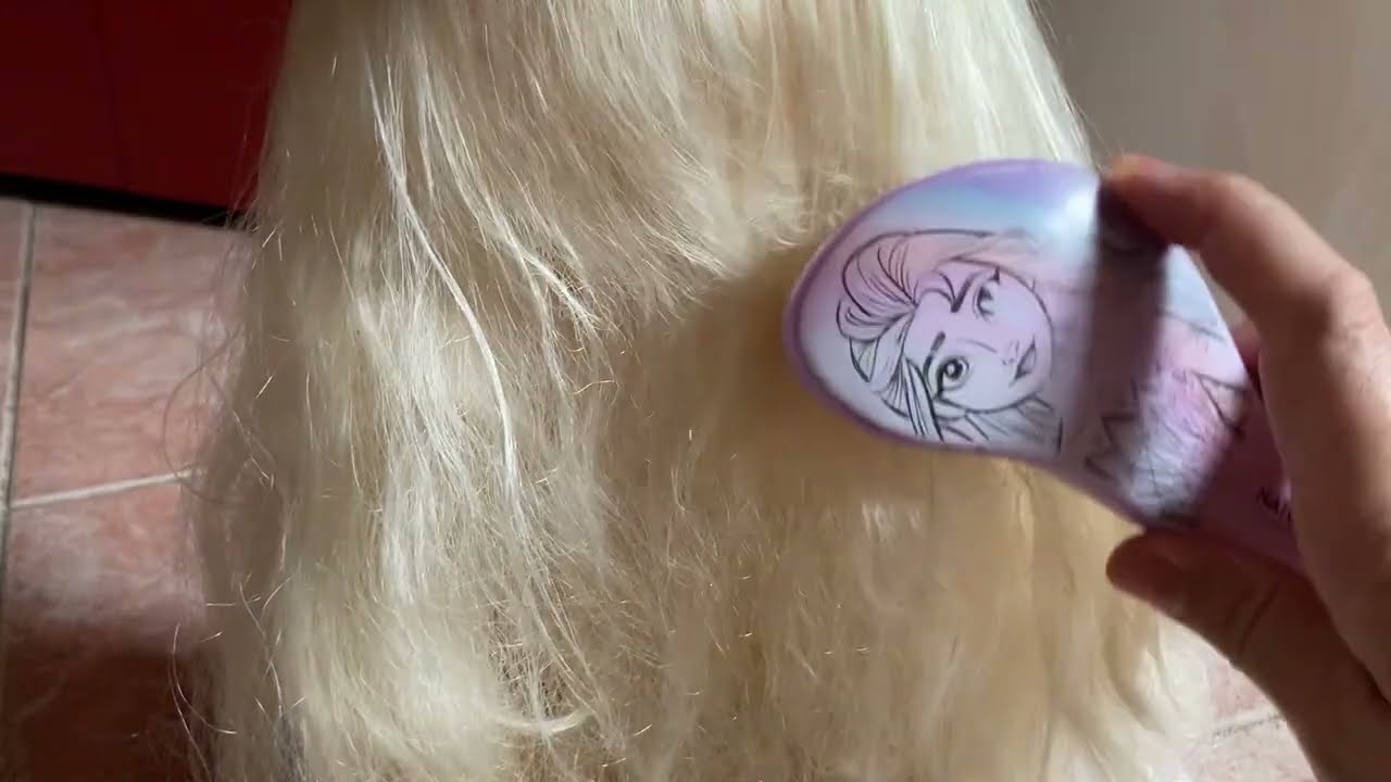 Spazzolo e curo i capelli di Elsa - ASMR