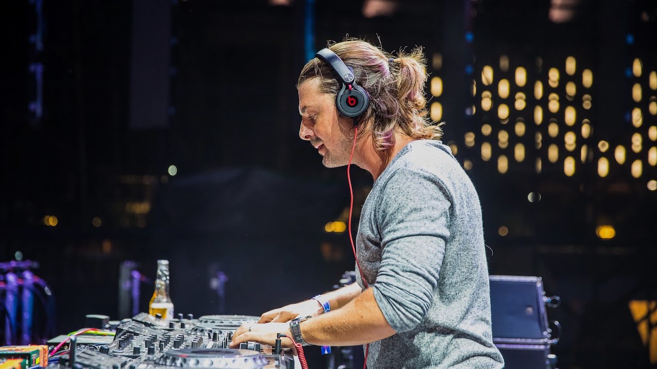Axwell - Barricade (LIVE at Ultra Singapore 2016)