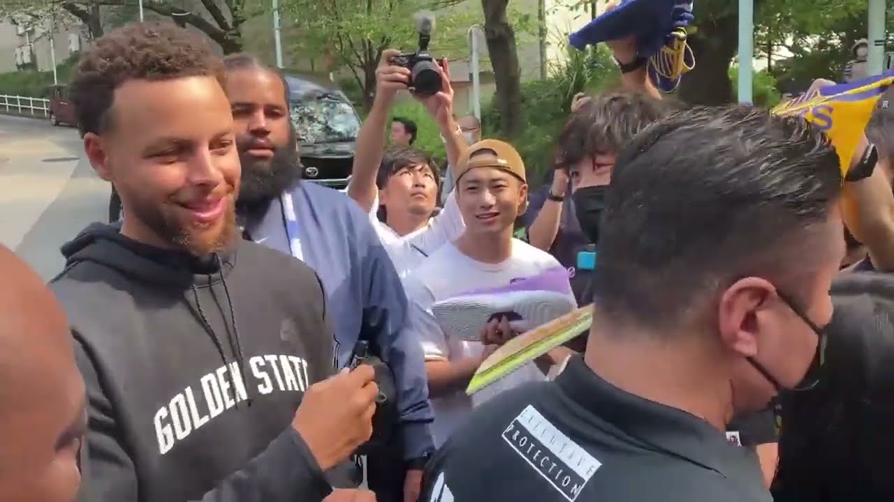 Steph Curry signing autographs in the streets of Japan ✍🇯🇵