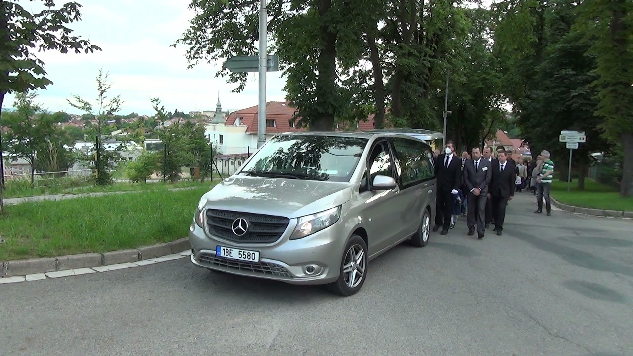 Pohreb Libušky Šafránkovej tak, ako si ho priala. Zvesela s dychovkou.
