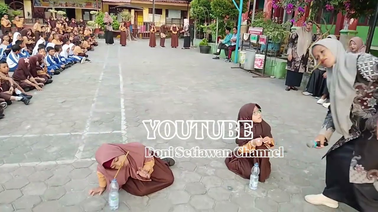 PENAMPILAN PRAMUKA PERMAINAN PIPET DI MULUT DI LAPANGAN SD KELAS 1 SDN 138 PEKANBARU