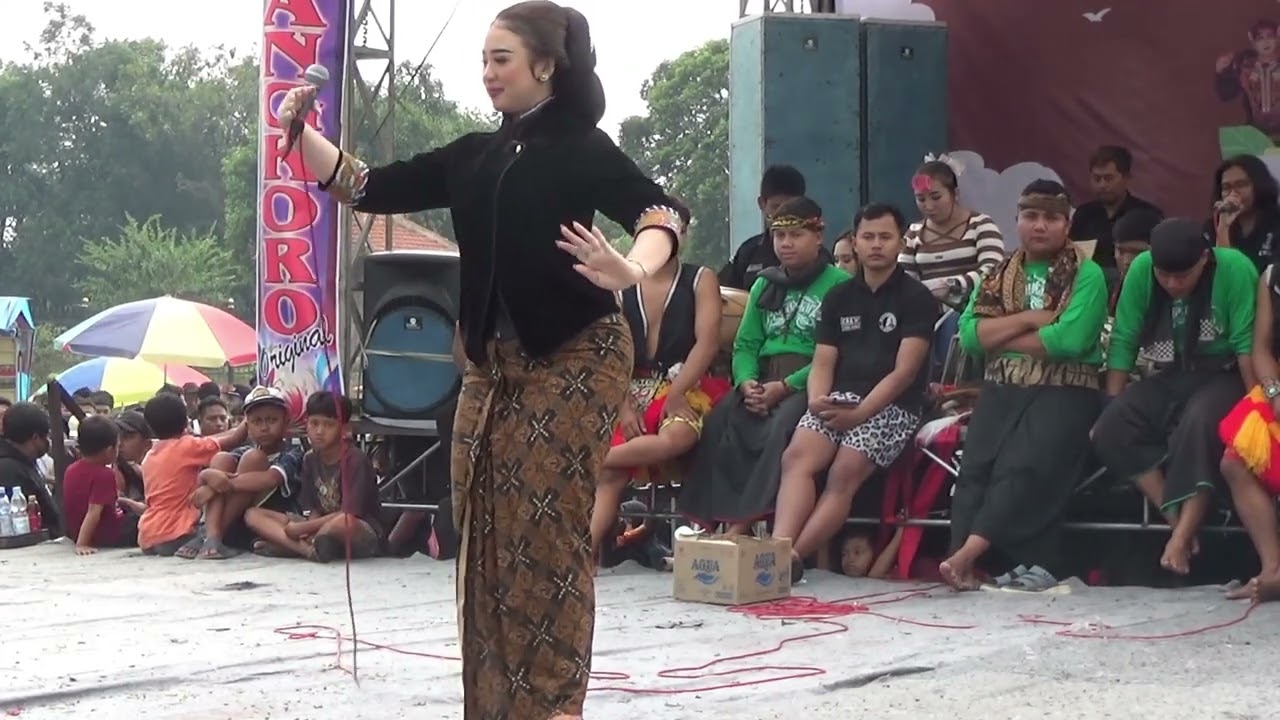 nari srampat & joget jaipong niken salindri nuruti reques mamah wiwin