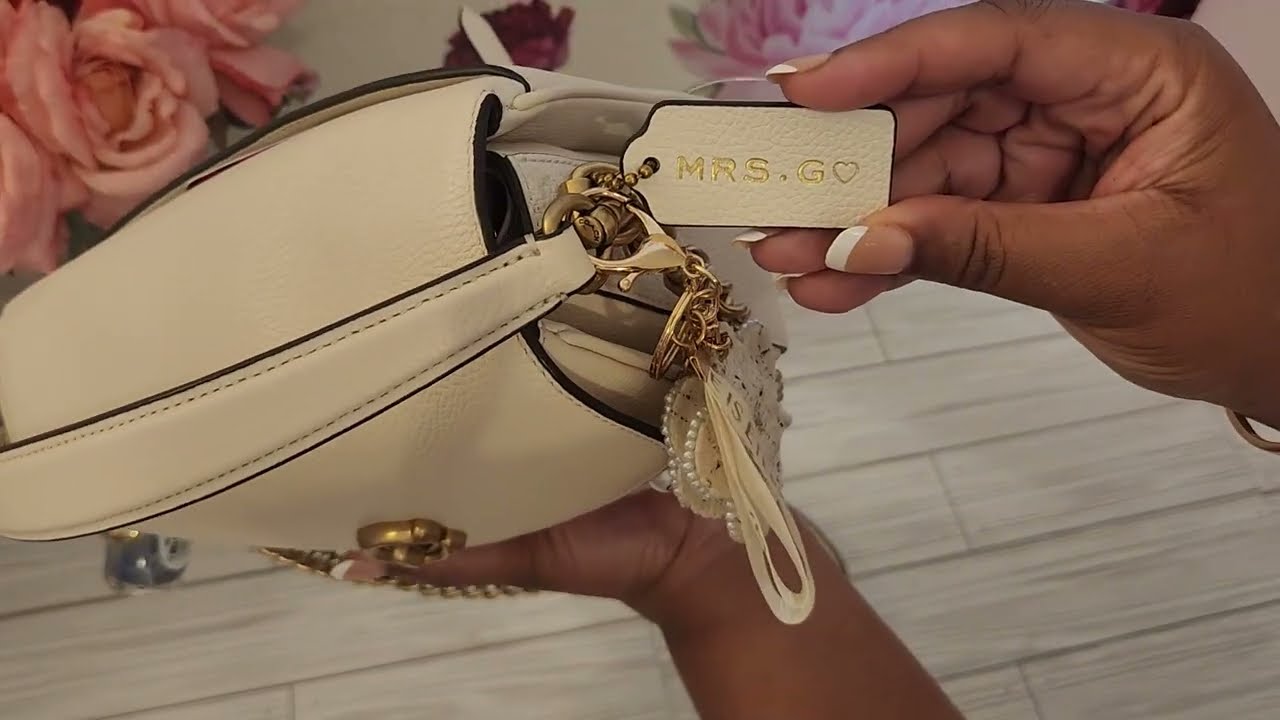 What's in my bag |Coach Cassie 19