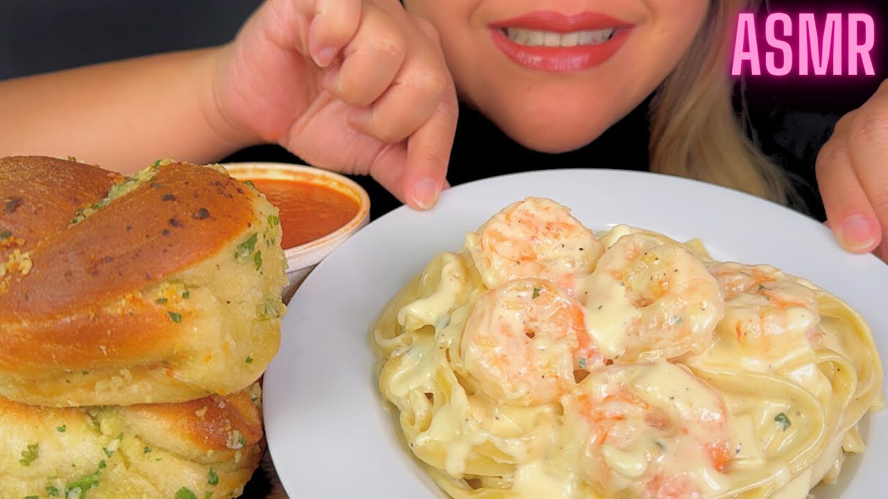 ASMR Creamy Fettuccine Alfredo with Shrimps and Garlicky Knots (No Talking Mukbang)