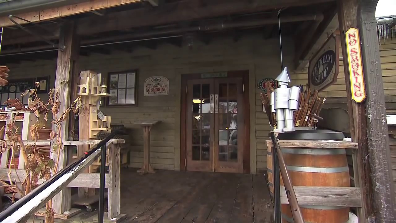 Old Mill Square | Tennessee Crossroads | Episode 2434.1