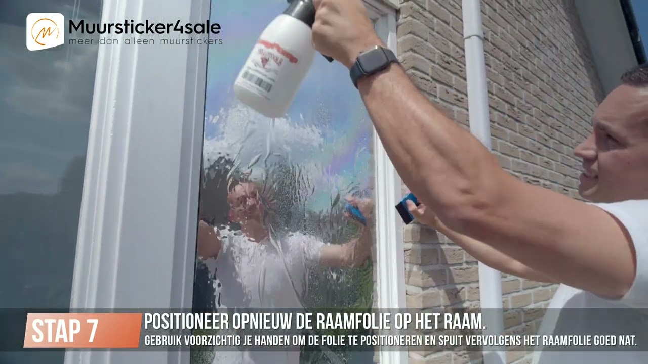 Raamfolie Plakken: Zo Breng je Zonwerende of Spiegelfolie Perfect Aan