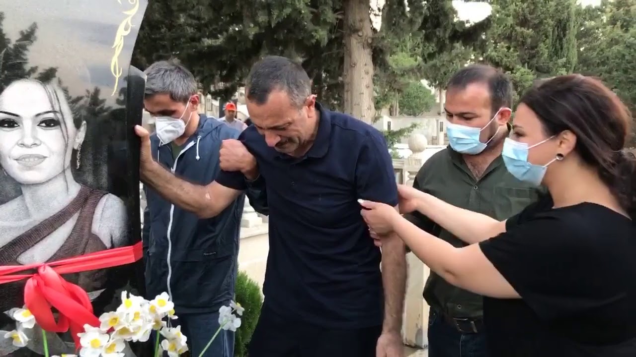Tofiq Yaqublu ev dustaqlığına buraxılandan sonra qızı Nərgiz Yaqublunun məzarını ziyarətə edir