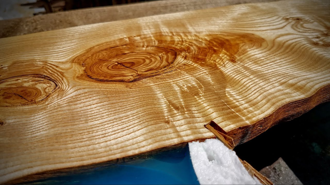 Стол-река LIVE EDGE с эпоксидкой для ванной.
