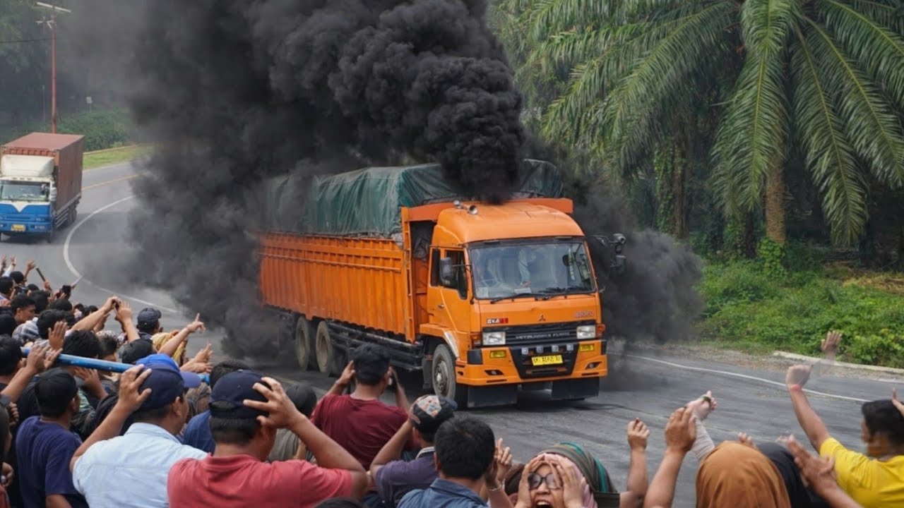 BIKIN DEGDEGAN!!! HARI INI Truk Sampai Berasap Hitam Semua Orang Teriak Truk Kalimantan Megap