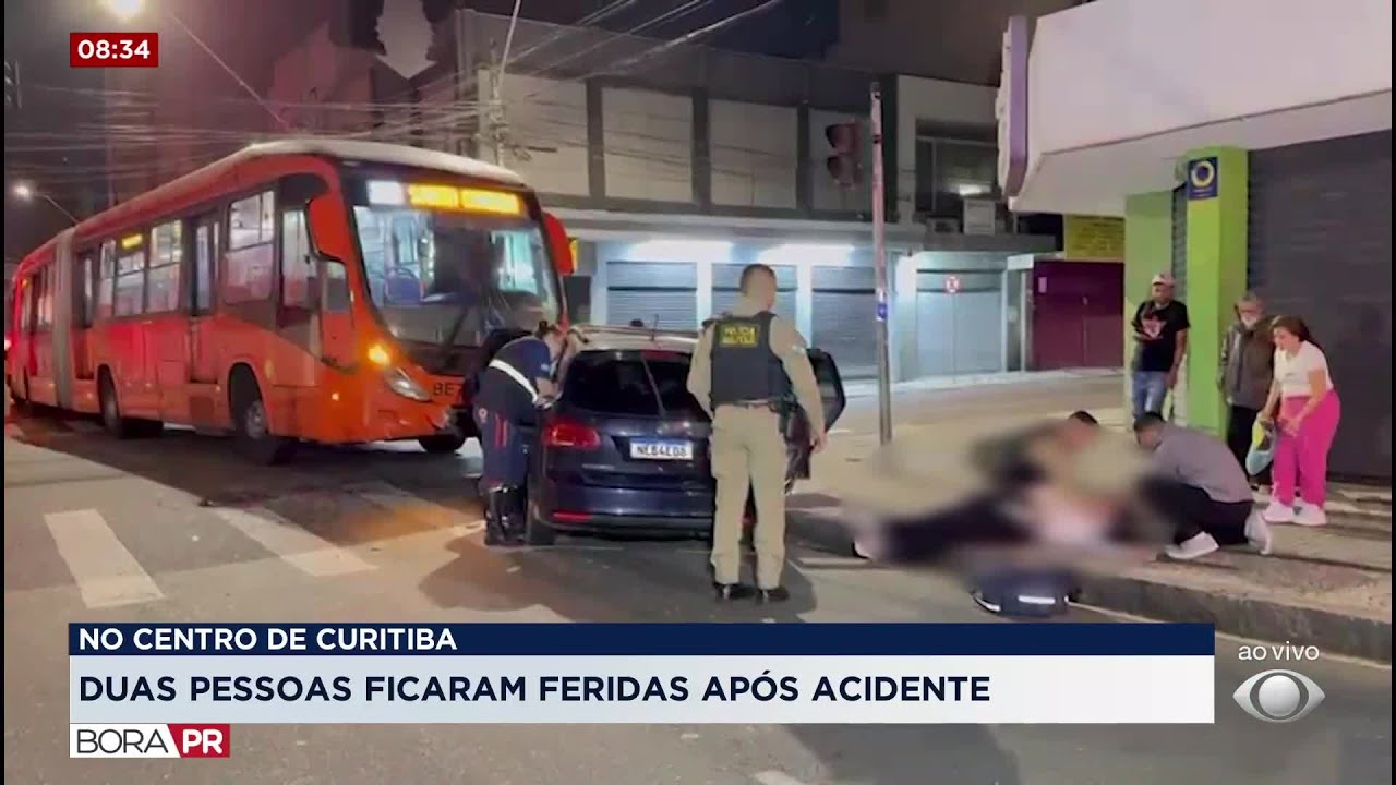 Acidente no Centro de Curitiba entre ônibus e carro deixa duas pessoas feridas