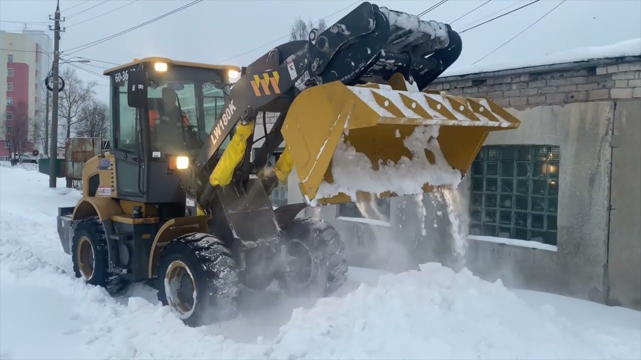 Зимняя уборка и содержание территории АОКБ. JCB, XCMG работа с ковшом и щеткой.