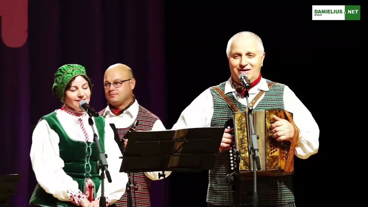 Lendrūnas.  Kalnai, prie kelio pušynėliai.  2024