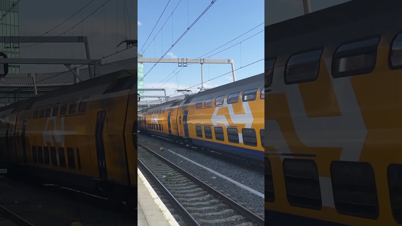 VIRM 8705 vertrekt uit Utrecht Centraal