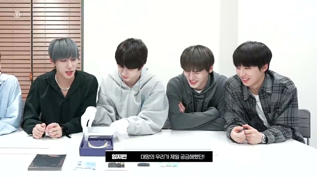 [SUB INDO][SPANISH] JUST B.CUT APA INI?  JUST L BOX UNBOXING🤭