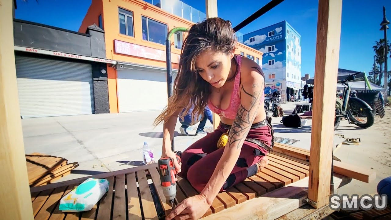 Дейзи, целительница из Венеции, строит крошечный дом для бездомных