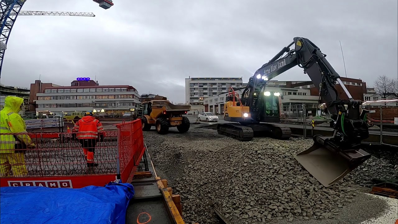 Volvo 235EL excavator with steelwrist tiltrotator X26 backfilling part 1
