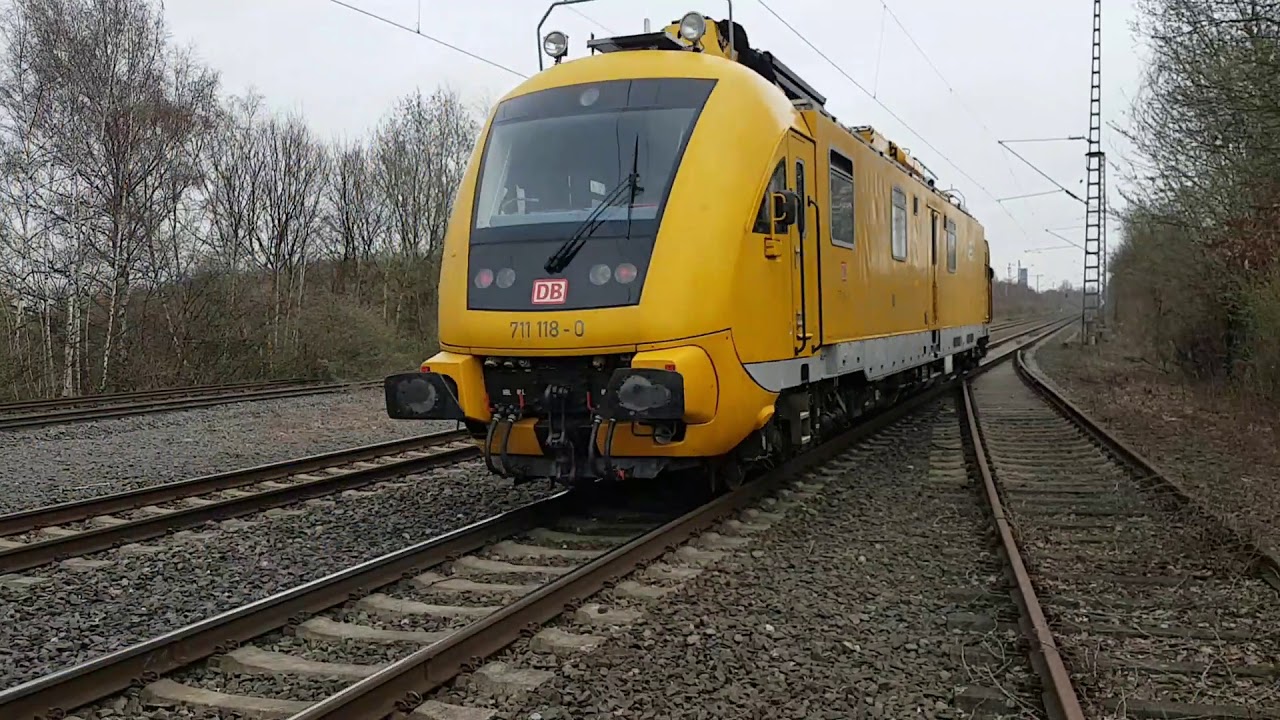 Güterbahn in E- Karnap mit 711 sowie 216 055-4 und 216 111-5
