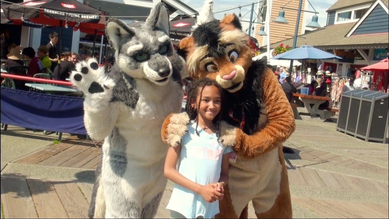 Public Fursuiting Fun in Steveston, BC with Kitwana Lion & Sairys Wolf 07/2022