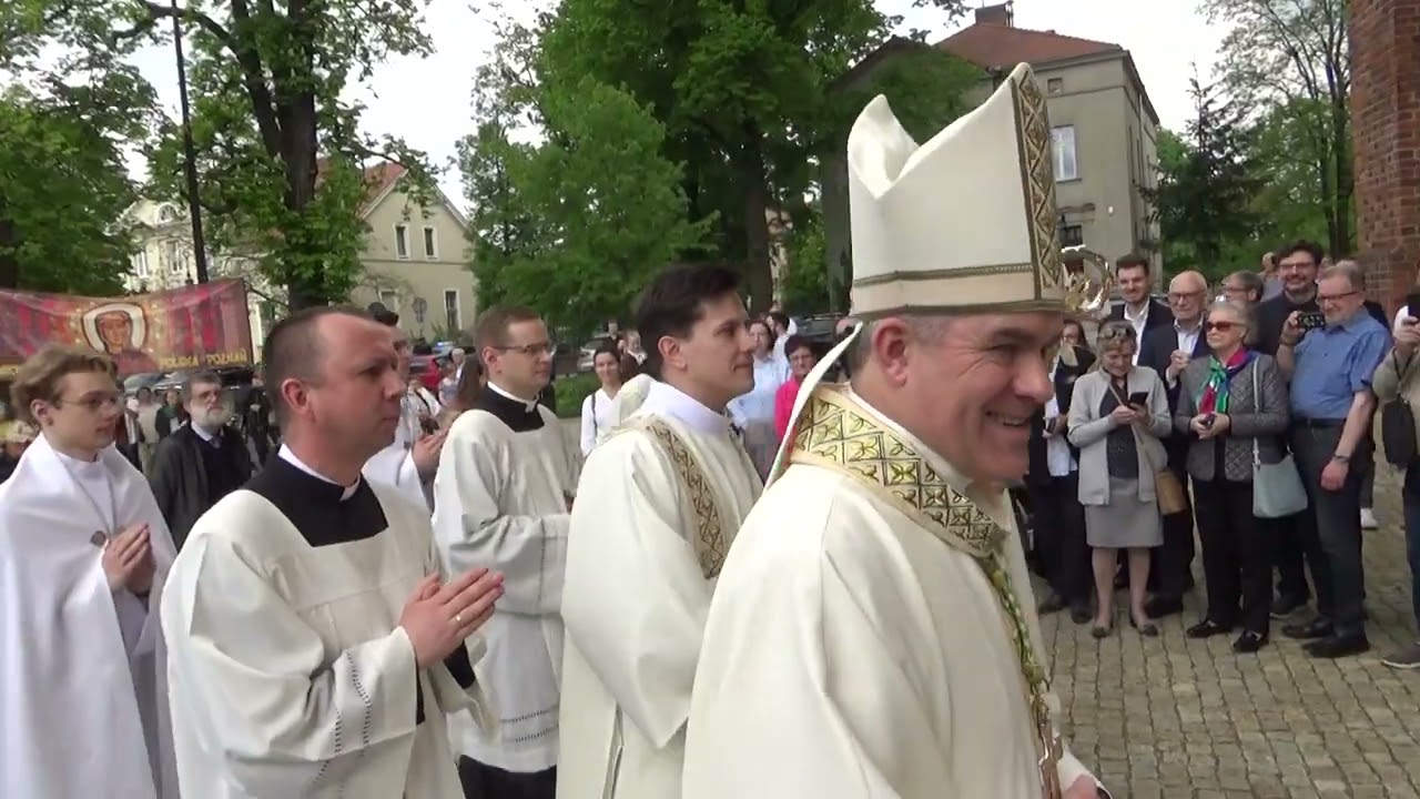 Przyjęcie Abp. Zbigniewa Zielińskiego przez kapitułę w bramie kościoła katedralnego w Poznaniu