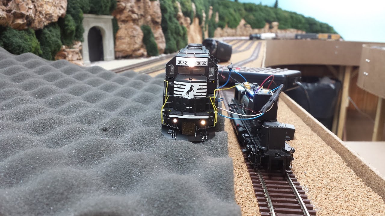 Soundtraxx Tsunami 2 - Part 2 - Installation & LED swap. (Athearn Genesis GP40-2)