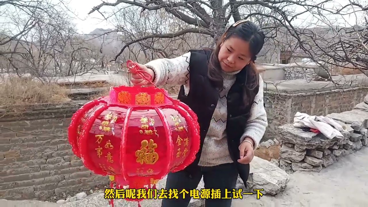 孙子给奶奶买了个灯笼，插上电的那一刻，老房子瞬间变成了KTV！