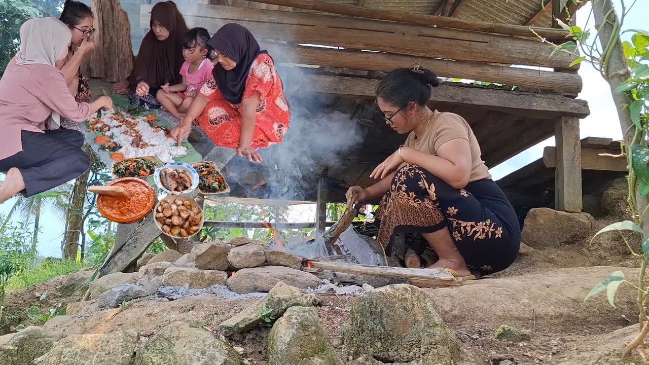DELICIOUS,,, Ngaliwet Di Saung Sawah., Fried JENGKOL, SALT FISH, SAMBAL, SWEET KANGKUNG