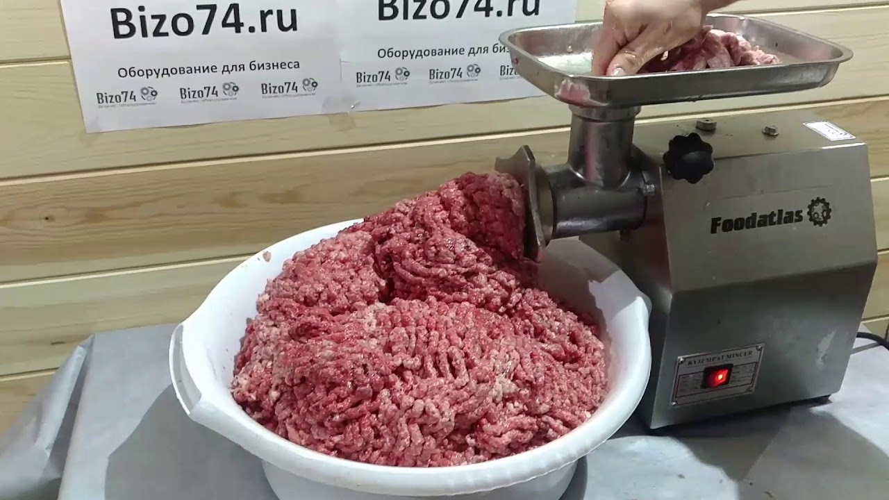 Промышленная мясорубка FoodAtlas KY-12 в работе.