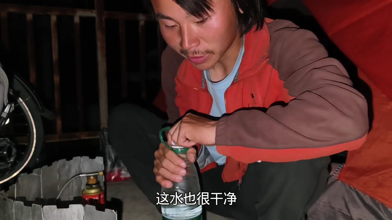 骑行穷游云南，春暖花开一路樱花相伴，大山里找到一个农贸市场露营