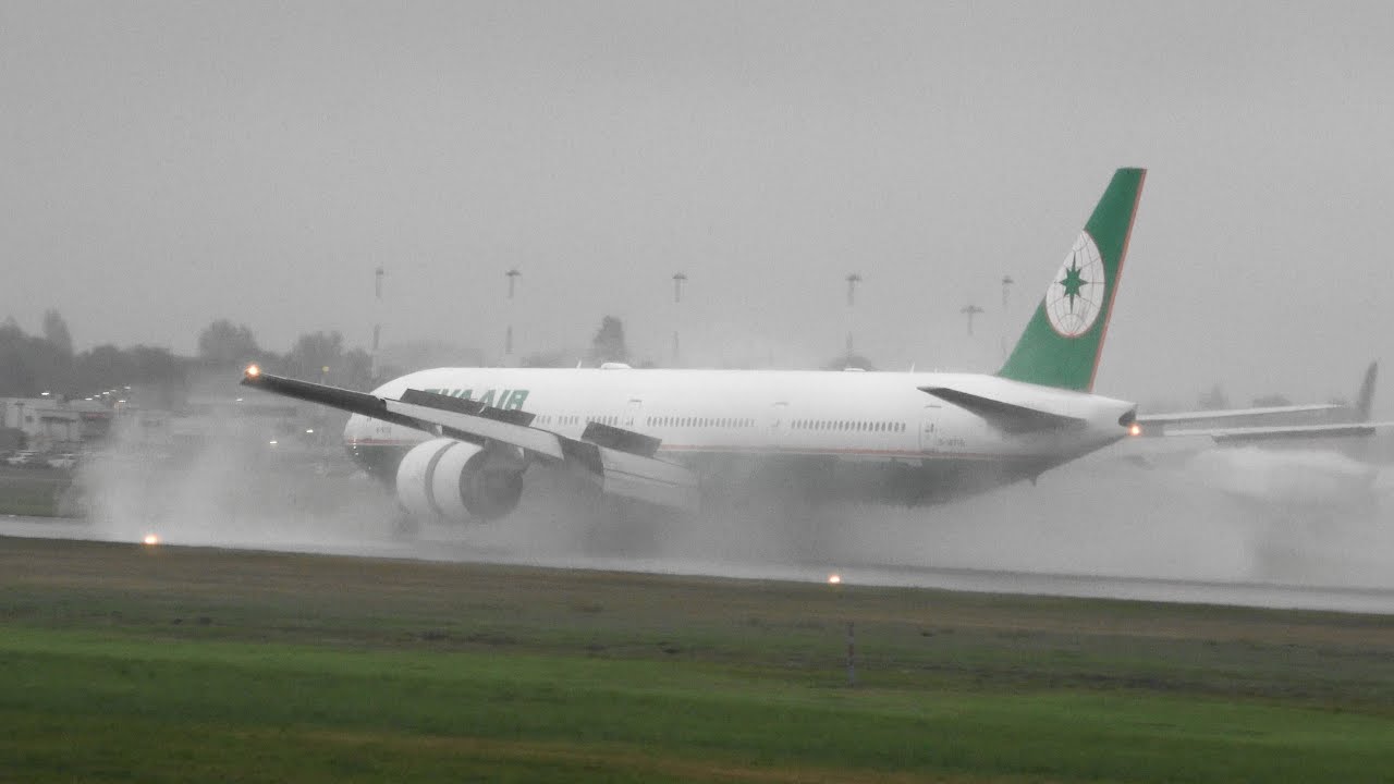 Boeing 777 reverse thrust on wet runway