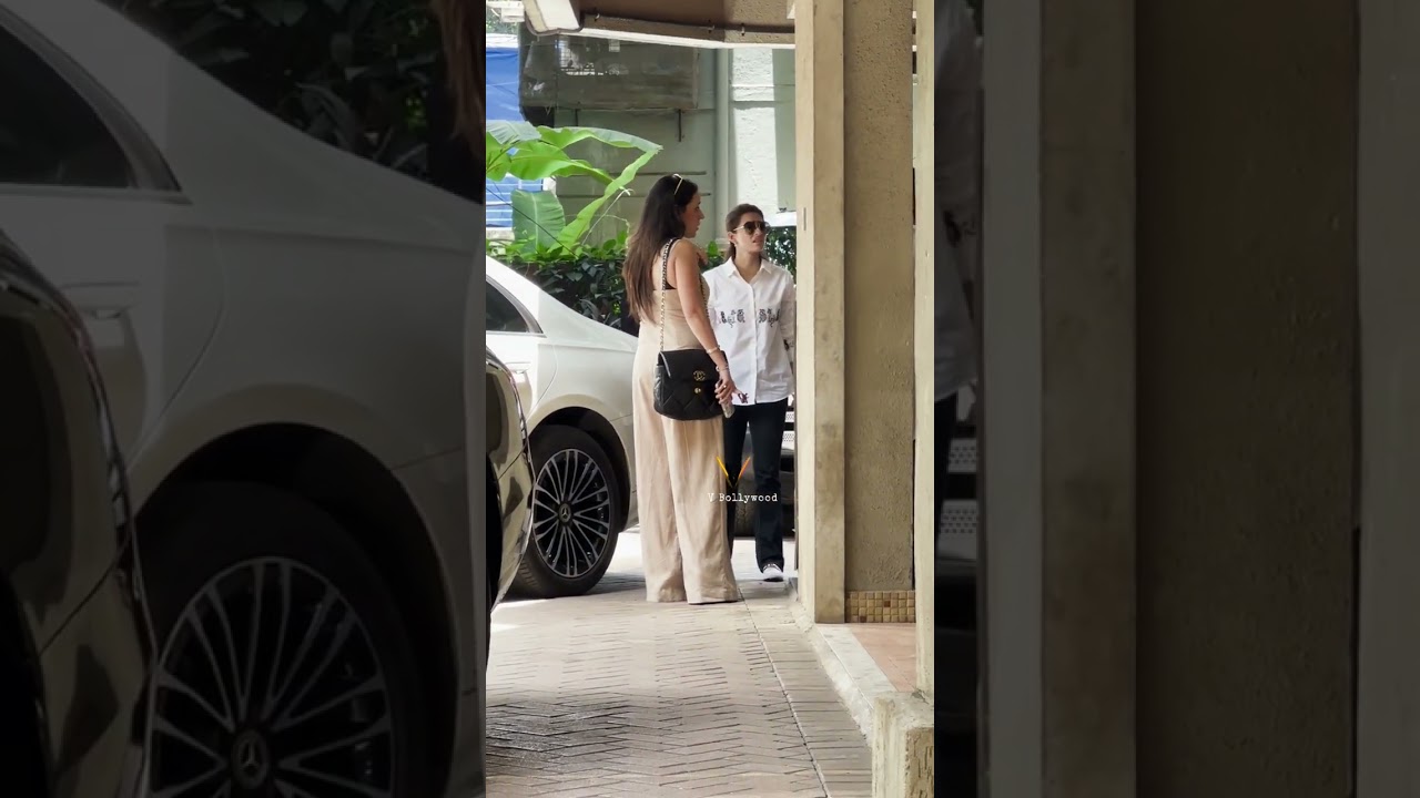 Kareena Kapoor's Casual Day Out in Bandra