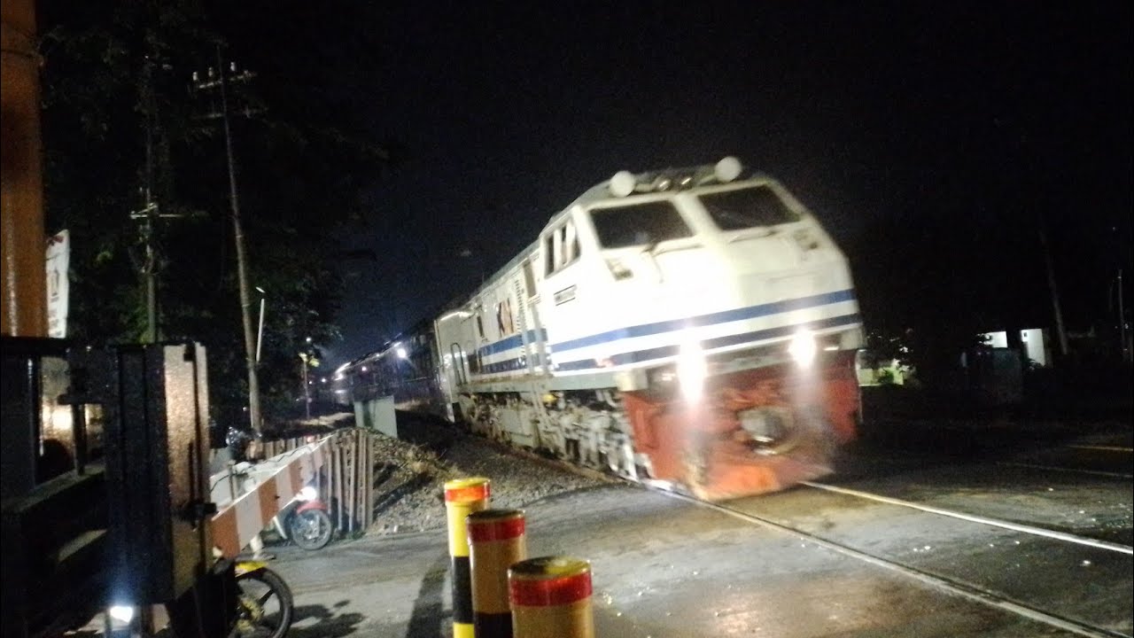 Perdana lokomotif berlivery white & blue berdinas ss ng ka gumarang !!!