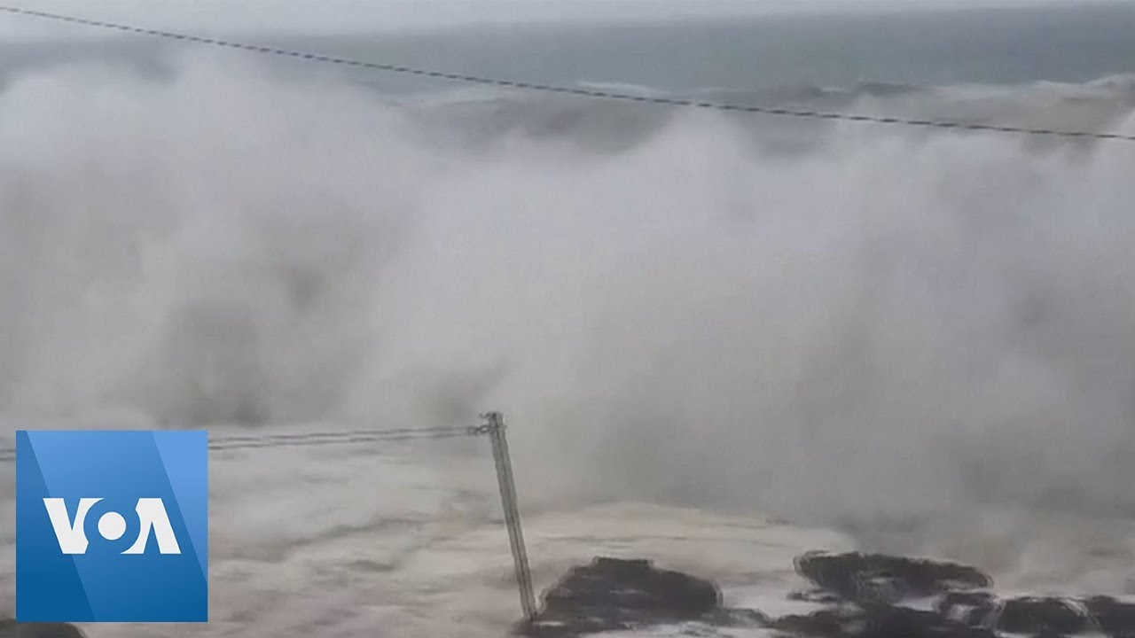 Hurricane Lorenzo Brings Huge Waves to Portugal's Azores islands
